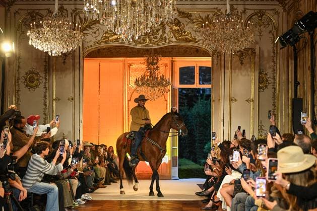 PFW - Austin Post Runway in Paris FA A model walks the runway for the Austin Post collection by American singer Post Malone as part of Paris Fashion Week in Paris, on September 1, 2025. Photo by Firas Abdullah ABACAPRESS.COM Paris Ile-de-France France  Copyright: xAbdullahxFiras ABACAx