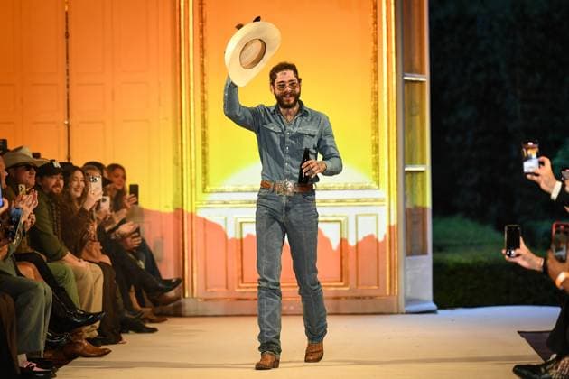 PFW - Austin Post Runway in Paris FA American singer Post Malone cheers attendees at the end of the runway of his Austin Post collection during Paris Fashion Week in Paris, on September 1, 2025. Photo by Firas Abdullah ABACAPRESS.COM Paris Ile-de-France France  Copyright: xAbdullahxFiras ABACAx