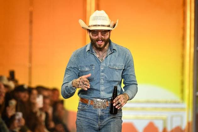 PFW - Austin Post Runway in Paris FA American singer Post Malone cheers attendees at the end of the runway of his Austin Post collection during Paris Fashion Week in Paris, on September 1, 2025. Photo by Firas Abdullah ABACAPRESS.COM Paris Ile-de-France France  Copyright: xAbdullahxFiras ABACAx