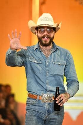 PFW - Austin Post Runway in Paris FA American singer Post Malone cheers attendees at the end of the runway of his Austin Post collection during Paris Fashion Week in Paris, on September 1, 2025. Photo by Firas Abdullah ABACAPRESS.COM Paris Ile-de-France France  Copyright: xAbdullahxFiras ABACAx