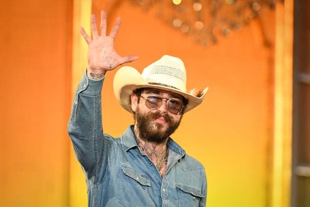 PFW - Austin Post Runway in Paris FA American singer Post Malone cheers attendees at the end of the runway of his Austin Post collection during Paris Fashion Week in Paris, on September 1, 2025. Photo by Firas Abdullah ABACAPRESS.COM Paris Ile-de-France France  Copyright: xAbdullahxFiras ABACAx