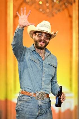 PFW - Austin Post Runway in Paris FA American singer Post Malone cheers attendees at the end of the runway of his Austin Post collection during Paris Fashion Week in Paris, on September 1, 2025. Photo by Firas Abdullah ABACAPRESS.COM Paris Ile-de-France France  Copyright: xAbdullahxFiras ABACAx