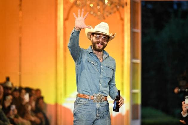 PFW - Austin Post Runway in Paris FA American singer Post Malone cheers attendees at the end of the runway of his Austin Post collection during Paris Fashion Week in Paris, on September 1, 2025. Photo by Firas Abdullah ABACAPRESS.COM Paris Ile-de-France France  Copyright: xAbdullahxFiras ABACAx