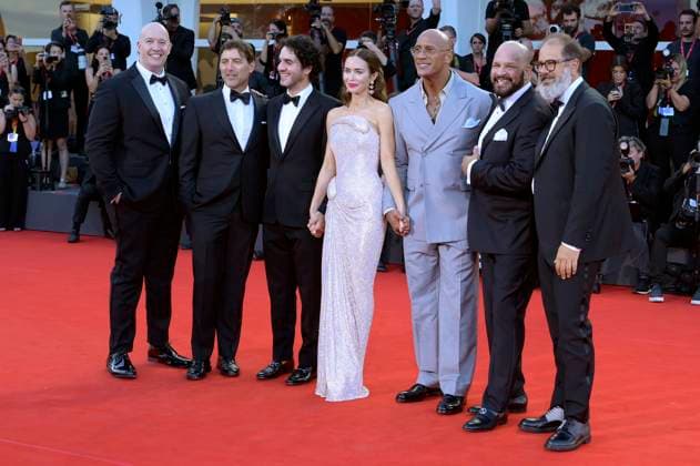 Hiram Garcia, David Koplan, Benny Safdie, Emily Blunt, Dwayne Johnson, Mark Kerr und Andrea Romeo bei der Premiere des Kinofilms The Smashing Machine auf der Biennale di Venezia 2025 82. Internationale Filmfestspiele von Venedig im Palazzo del Cinema. Venedig, 01.09.2025