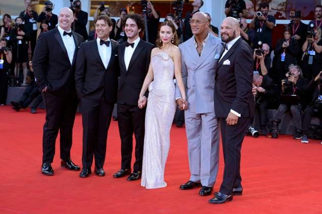 Hiram Garcia, David Koplan, Benny Safdie, Emily Blunt, Dwayne Johnson, Mark Kerr und Andrea Romeo bei der Premiere des Kinofilms The Smashing Machine auf der Biennale di Venezia 2025 82. Internationale Filmfestspiele von Venedig im Palazzo del Cinema. Venedig, 01.09.2025