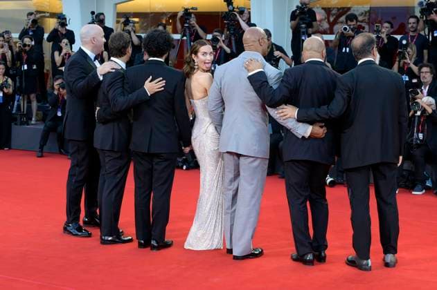 Hiram Garcia, David Koplan, Benny Safdie, Emily Blunt, Dwayne Johnson, Mark Kerr und Andrea Romeo bei der Premiere des Kinofilms The Smashing Machine auf der Biennale di Venezia 2025 82. Internationale Filmfestspiele von Venedig im Palazzo del Cinema. Venedig, 01.09.2025