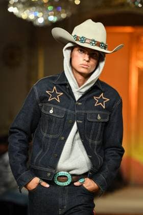 PFW - Austin Post Runway in Paris FA A model walks the runway for the Austin Post collection by American singer Post Malone as part of Paris Fashion Week in Paris, on September 1, 2025. Photo by Firas Abdullah ABACAPRESS.COM Paris Ile-de-France France  Copyright: xAbdullahxFiras ABACAx