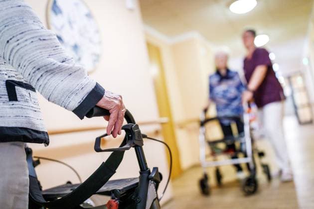 Symbolfoto Pflegeheim DEU Deutschland Illustration, 29.08.2025, Symbolfoto Altenpflege Pflegeberufe, Senioren mit Rollator und eine Pflegekraft sind auf einem Gang in einem Pflegeheim in Brandenburg zu sehen - Symbolfoto.