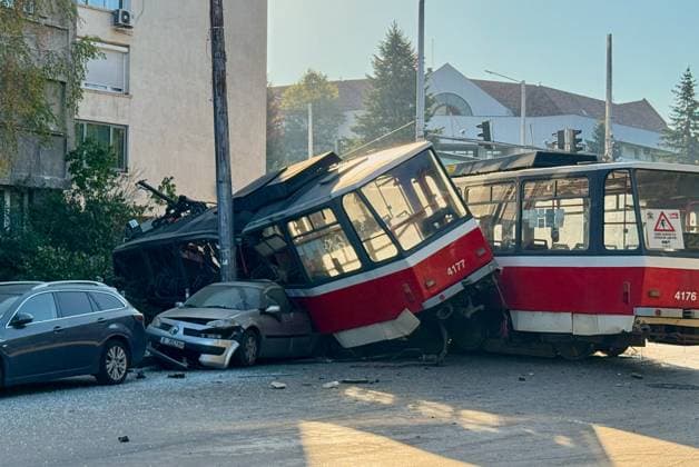 Bilder des Jahres 2025, News September 09 News Themen der Woche KW36 News Bilder des Tages BULGARIA, SOFIA - SEPTEMBER 2, 2025: The scene of a tram derailment in the Lozenets District. The incident resulted in damage to an underpass and several cars Sofia Bulgaria  - ZUMAt113 20250902_zaa_t113_083 Copyright: xIgorxLenkinx