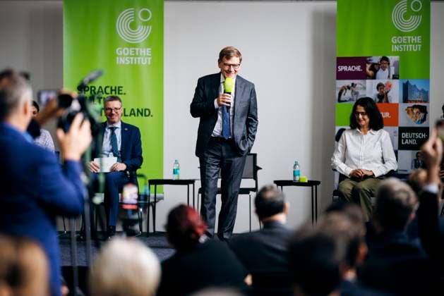 News Bilder des Tages Johann Wadephul (CDU), Bundesaussenminister, aufgenommen im Rahmen eines Gespraechs mit Deutschlernenden im Goethe Institut in Bangalore, 02.09.2025. Fotografiert im Auftrag des Auswaertigen Amtes (AA) Bangalore Indien *** Johann Wadephul CDU , Federal Foreign Minister, photographed during a conversation with German learners at the Goethe Institute in Bangalore, 02 09 2025 Photographed on behalf of the Federal Foreign Office AA Bangalore India Copyright: xFelixxZahn AAx