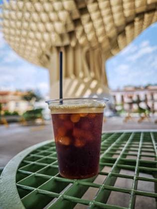 IMAGO Creative, Food, Trend, Iced Coffee Iced coffee sits on a green table, offering refreshment in the shade beneath Las Setas in Seville. A perfect way to cool off. Spain Copyright: xFelipexRodriguezx xVWPicsx FROD-AUG25-170