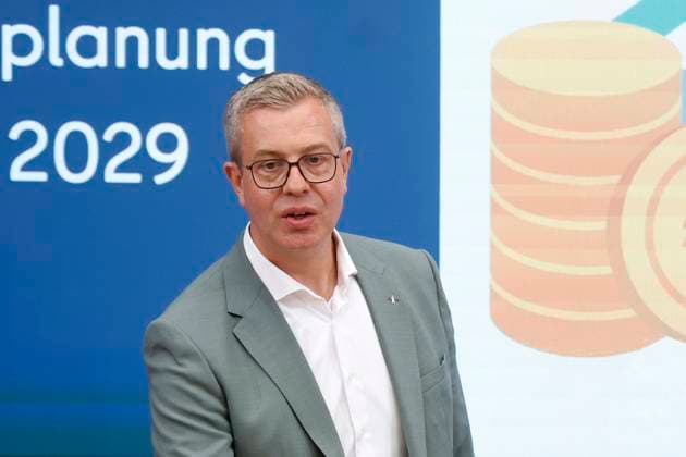 News Bilder des Tages 02.09.2025, Stefan Evers, Finanzsenator, stellt die Finanzplanung des Senat bis 2029 vor, in der Pressekonferenz nach der Sitzung des Berliner Senat, PK im Roten Rathaus in Berlin, Senatspressekonferenz, Berlin Deutschland, Germany *** 02 09 2025, Stefan Evers, Senator for Finance, presents the financial planning of the Senate until 2029, at the press conference after the meeting of the Berlin Senate, PK in the Rotes Rathaus in Berlin, Senate press conference, Berlin Germany, Germany