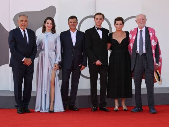Venice, ITALY: Venice, 82nd Venice International Film Festival 2025 - evening 7 - red carpet of the film L Etranger (The Stranger) In the photo: Alberto Barbera, Rebecca Marder, Francois Ozon, Benjamin Voisin, Sidonie Dumas, JÃ rÃ me Seydoux Venice ITALY  - ZUMAp169 20250902_zea_p169_1143 Copyright: xSimonexComix