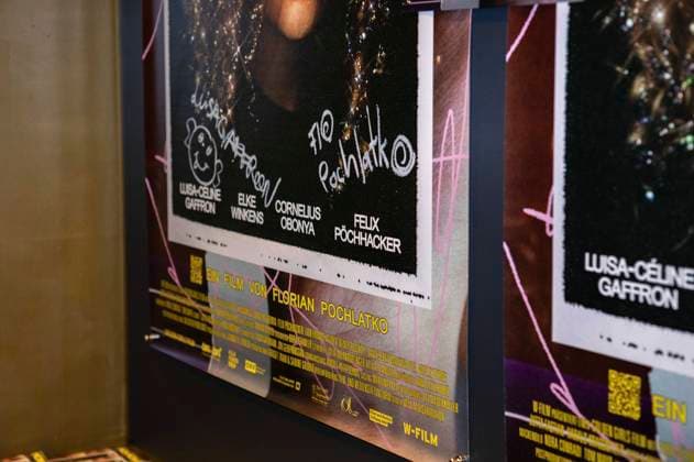 Autogramme von Luisa-CÃ line Gaffron und Florian Pochlatko auf dem Filmplakat bei der Premiere des Kinofilms How to Be Normal im Metropol. Düsseldorf, 02.09.2025