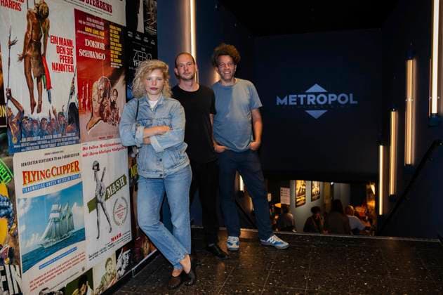 Luisa-Celine Gaffron, Florian Pochlatko und Daniel Bäldle bei der Premiere des Kinofilms How to Be Normal im Metropol. Düsseldorf, 02.09.2025