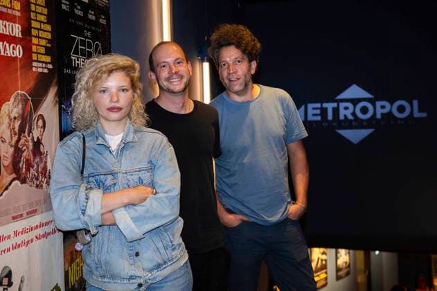 Luisa-Celine Gaffron, Florian Pochlatko und Daniel Bäldle bei der Premiere des Kinofilms How to Be Normal im Metropol. Düsseldorf, 02.09.2025