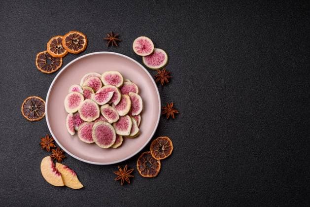Getrocknete sublimierte Feigenscheiben als Zutat für süße Desserts. Getrocknete Feigen Getrocknete sublimierte Feigenscheiben als Zutat für süße Desserts. Getrocknete Feigen (License=RF) Copyright: xZoonar.com TetianaxChernykovax 23909522