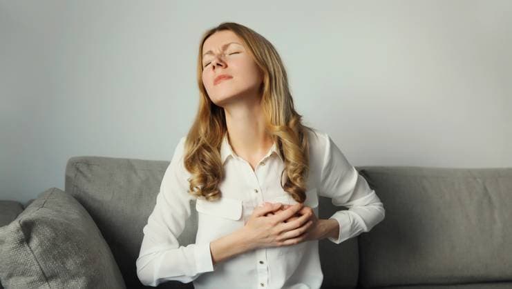 Ungesunde Frau, die ihre Hände an die Brust legt, leidet unter Herzschmerzen, fühlt sich schlecht, hat Probleme mit der Herzgesundheit Unhealthy young woman touching hands her chest suffering from heart pain, feeling bad, heart attack, having health problems, sitting on the couch at home (License=RF) ,model released, Symbolfoto Copyright: xZoonar.com VeronikaxKornevax 23912637 ,model released, Symbolfoto ,property released