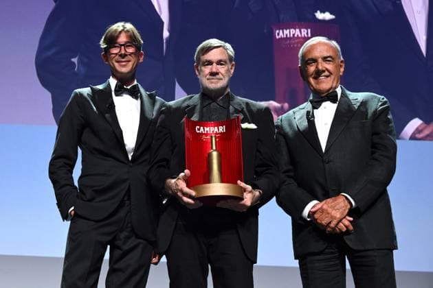 Bilder des Jahres 2025, Entertainment 09 September Entertainment Themen der Woche KW36 Venice, Italy: Venice, 82nd Venice International Film Festival 2025 - Evening 7 - Campari Passion for Film Award to Gus Van Sant. Pictured: Gus Van Sant, Alberto Ponchio, and Alberto Barbera Venice Italy  - ZUMAp169 20250902_zea_p169_2330 Copyright: xSimonexComi PoolxxEventsx06x