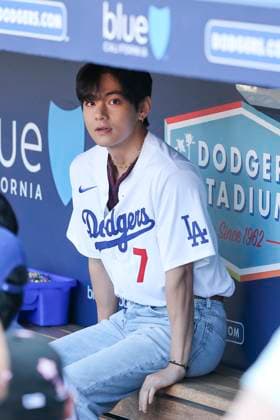 August 25, 2025, Los Angeles, California, USA: BTS member V (KIM TAEHYUNG) is waiting for Los Angeles Dodgers player SHOHEI OHTANI as they greet each other before the game at Dodger Stadium. Los Angeles USA - ZUMA 20250825_mda_h201_327 Copyright: xYichinxHoux