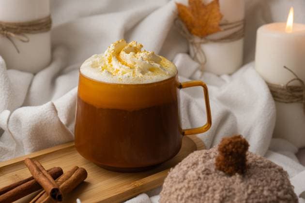 Kürbis gewürzt Latte Morgen Erwärmung Kaffee. Herbst Getränke für Halloween Thanksgiving Urlaub Getränk Herbst würzigen Zimt Geschmack saisonale heißes Trinken in gemütlichen orange Tasse. Atmosphäre von kalten regnerischen Tagen Kürbis gewürzt Latte Morgen Erwärmung Kaffee. Herbst Getränke für Halloween Thanksgiving Urlaub Getränk Herbst würzigen Zimt Geschmack saisonale heißes Trinken in gemütlichen orange Tasse. Atmosphäre von kalten regnerischen Tagen (License=RF) Copyright: xZoonar.com AnastasiiaxYanishevskax 23905818
