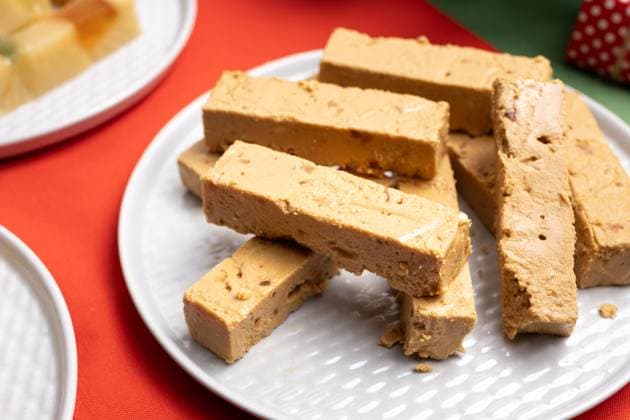 Nahaufnahme eines Tellers mit weichem Nougat oder Jijona turron, serviert auf einer Weihnachtstafel. Eine traditionelle spanische Süßigkeit Close-up of a plate with soft nougat or Jijona turron, served on a Christmas table. A traditional Spanish sweet (License=RF) Copyright: xZoonar.com AndresxVictorerox 23916405