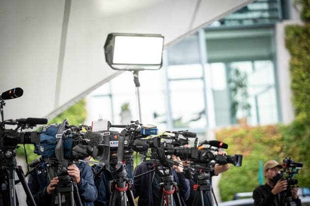 TV-Kameras im Hof des Bundeskanzleramts im Berliner Regierungsviertel;TV-Kameras im Hof des Bundeskanzleramts im Berliner Regierungsviertel, Berlin Berlin Deutschland Bundeskanzleramt *** TV cameras in the courtyard of the Federal Chancellery in Berlins government district TV cameras in the courtyard of the Federal Chancellery in Berlins government district, Berlin Berlin Germany Federal Chancellery