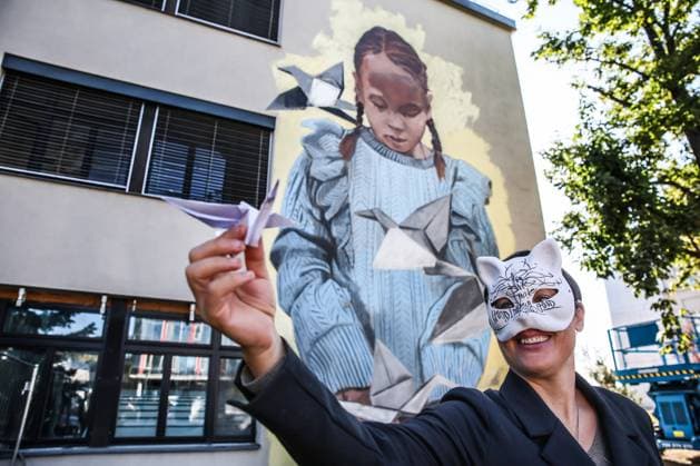 Bilder des Jahres 2025, News September 09 News Themen der Woche KW36 The artist performing under the name Toy_Box in front of her mural Thousand Cranes, created on one of the buildings of the Masaryk Memorial Cancer Institute as part of the Art Open festival, 3 September 2025, Brno. (CTKxPhoto MonikaxHlavacova) CTKPhotoP2025090303120  CTKPhotoP2025090303120