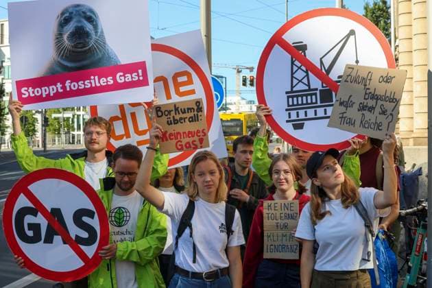 Luisa Neubauer, Fridays for Future Deutschland, moderiert die Pk, Carla Reemtsma spricht für die Umweltaktivistengruppe zum Widerstand gegen Gasbohrungen vor Borkum am 03.09.26 vor dem Bundesministerium für Wirtschaft und Energie in Berlin. Pressekonferenz Fridays for Future zum Widerstand gegen Gasbohrungen vor Borkum in Berlin *** Luisa Neubauer, Fridays for Future Germany, moderates the press conference, Carla Reemtsma speaks for the environmental activist group for resistance against gas drilling off Borkum on 03 09 26 in front of the Federal Ministry for Economic Affairs and Energy in Berlin Press conference Fridays for Future on resistance against gas drilling off Borkum in Berlin