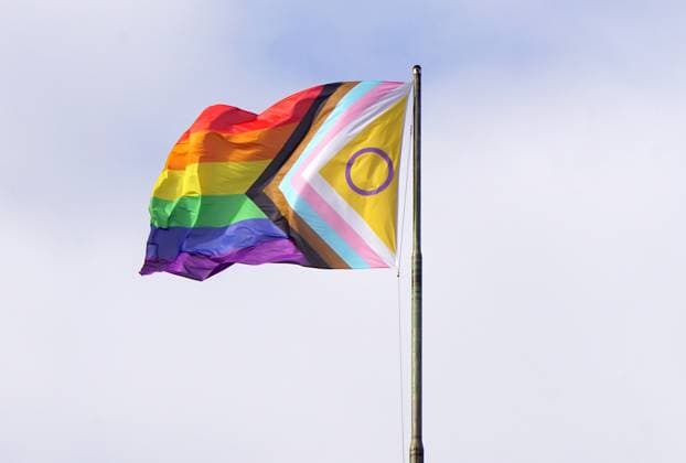 Progress-Pride-Flagge, Progressive Regenbogenfahne an einem Fahnenmast *** Progress Pride Flag, Progressive Rainbow flag to a Flagpole 1131605130