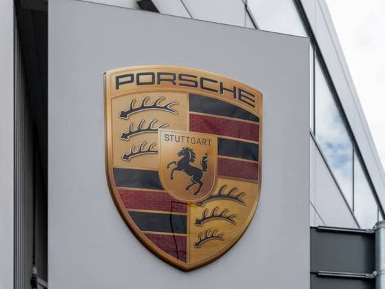 Stuttgart Porsche Firmenzentrale in Zuffenhausen, Themenfeld Automobilkrise und Dax, Porsche Zentrum, Stuttgart-Zuffenhausen, Neubewertung von Porsche fuer den DAX, 03.09.2025 Das Porsche aussen am Gebaeude, Das Porsche-Logo ist ein goldfarbenes Wappen mit rotem und schwarzem Streifenmuster, Hirschgeweihen, einem springenden schwarzen Pferd und der Aufschrift Stuttgart, gekroent vom Schriftzug Porsche. Porsche Firmenzentrale in Zuffenhausen, Themenfeld Automobilkrise und Dax, Porsche Zentrum, Stuttgart-Zuffenhausen, Neubewertung von Porsche fuer den DAX, 03.09.2025, Editorial use only. Not for commercial use. *** Stuttgart Porsche company headquarters in Zuffenhausen, subject area automotive crisis and Dax, Porsche Center, S Copyright: xEibner-Pressefoto NamanxKalax EP_NKA