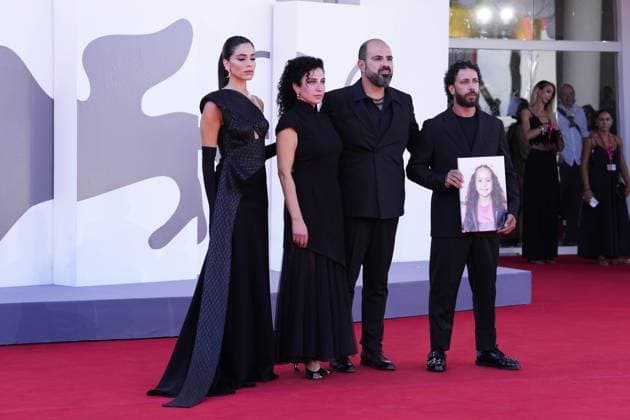 Foto IPP Daniele Cifala’ Venezia 02 09 2025 The Voice Of Hind Rajab Red Carpet - The 82nd Venice International Film Festival nella foto : Actress Saja Kilani, actress Clara Khoury, Israelian actor Amer Hlehel and actor Motaz Malhees, pose with a portrait of late Palestinian girl Hind Rajab Italy Photo Press - World Copyright