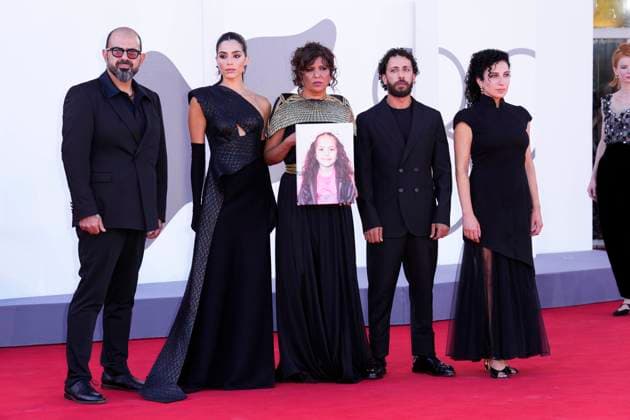 The Voice Of Hind Rajab red carpet during the 82nd Venice International Film Festival - 03 Sep 2025 Actress Saja Kilani, actress Clara Khoury, Israelian actor Amer Hlehel and actor Motaz Malhees, pose with a portrait of late Palestinian girl Hind Rajab, during the red carpet for the movie The Voice of Hind Rajab presented in competition at the 82nd International Venice Film Festival. Venice Lido Italy Copyright: xDanielexCifalax xSOPAxImagesx _CIF1362