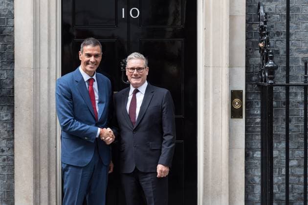 Spanish Prime Minister Pedro Sanchez Visits Downing Street In London LONDON, UNITED KINGDOM - SEPTEMBER 03, 2025: British Prime Minister Keir Starmer (R) welcomes Prime Minister of Spain, Pedro Sanchez outside 10 Downing Street ahead of their meeting in London, United Kingdom on September 03, 2025. The two leaders are expected to sign the first formal agreement between the two countries since Brexit, following the agreement between Spain, EU and UK on the status of Gibraltar earlier this year, which will remove border checks on goods and people and establish a customs union between Gibraltar and the EU. London Greater London United Kingdom  Copyright: xWIktorxSzymanowiczx originalFilename: szymanowicz-spanishp250903_npUp3.jpg
