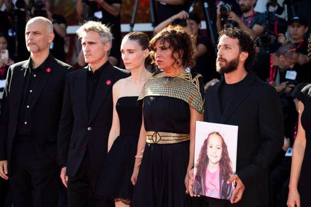 James Wilson, Joaquin Phoenix, Rooney Mara, Kaouther Ben Hania und Motaz Malhees bei der Premiere des Kinofilms The Voice Of Hind Rajab auf der Biennale di Venezia 2025 82. Internationale Filmfestspiele von Venedig im Palazzo del Cinema. Venedig, 03.09.2025
