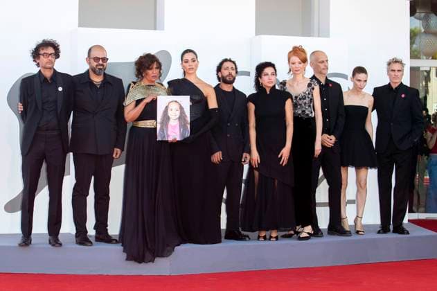 Nadim Cheikhrouha, Amer Hlehel, Kaouther Ben Hania, Saja Kilani, Motaz Malhees, Clara Khoury, Odessa Rae, James Wilson, Rooney Mara und Joaquin Phoenix bei der Premiere des Kinofilms The Voice Of Hind Rajab auf der Biennale di Venezia 2025 82. Internationale Filmfestspiele von Venedig im Palazzo del Cinema. Venedig, 03.09.2025