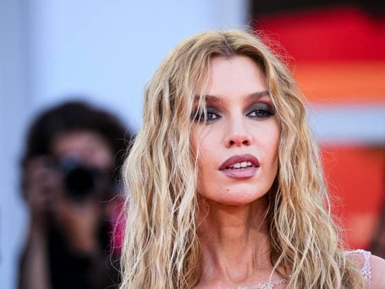 Venice, 82nd Venice International Film Festival 2025 - Evening 8 - Red Carpet for the film Duse - Pictured: Stella Maxwell  Copyright: xManuelexMangiarottix xipa-agency.netx xPoolxPhotoxEventsx06x IPA_Agency_IPA64051867