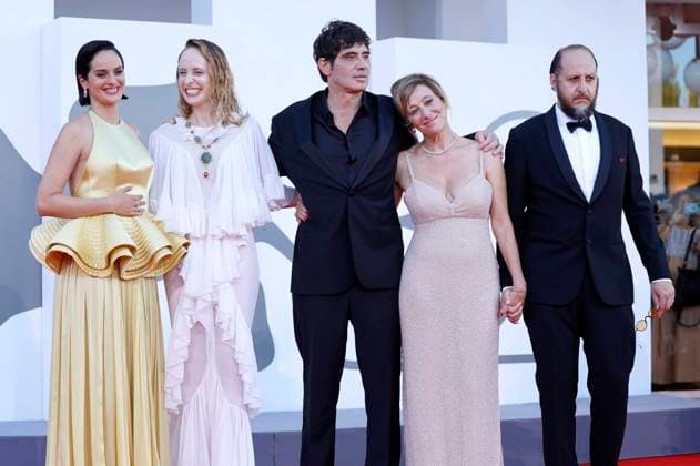 Noemie Merlant, Fanni Wrochna, Pietro Marcello, Valeria Bruni Tedeschi und Austo Russo Alesi bei der Premiere des Kinofilms Duse auf der Biennale di Venezia 2025 82. Internationale Filmfestspiele von Venedig im Palazzo del Cinema. Venedig, 03.09.2025 *** Noemie Merlant, Fanni Wrochna, Pietro Marcello, Valeria Bruni Tedeschi and Austo Russo Alesi at the premiere of the feature film Duse at the Biennale di Venezia 2025 82 Venice International Film Festival at the Palazzo del Cinema Venice, 03 09 2025 Foto:xD.xBedrosianx xFuturexImagex duse_6031