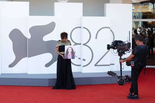 82. Internationalen Filmfestspiele von Venedig Venedig, Italien - 3. September 2025: Kaouther Ben Hania mit einem Bildnis des fünfjährigen palästinensischen Mädchens Hind Rajab, welches von der israelischen Armee im Januar 2024 im Gazastreifen getötet wurde, während des Roten Teppichs von - The Voice Of Hind Rajab - während der 82. Internationalen Filmfestspiele von Venedig.