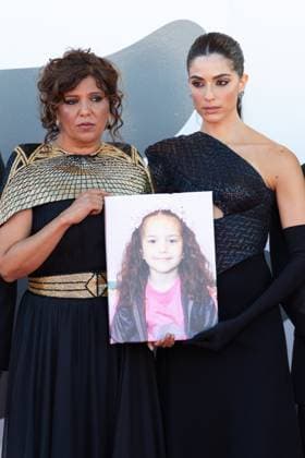 82. Internationalen Filmfestspiele von Venedig Venedig, Italien - 3. September 2025: Kaouther Ben Hania, Saja Kilani mit einem Bildnis des fünfjährigen palästinensischen Mädchens Hind Rajab, welches von der israelischen Armee im Januar 2024 im Gazastreifen getötet wurde, während des Roten Teppichs von - The Voice Of Hind Rajab - während der 82. Internationalen Filmfestspiele von Venedig.
