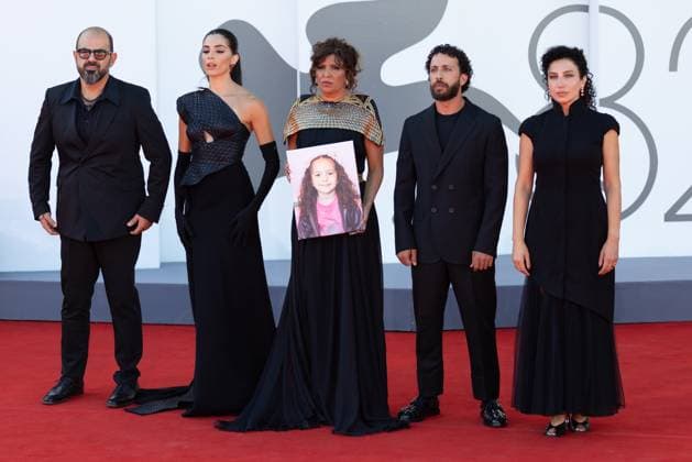 82. Internationalen Filmfestspiele von Venedig Venedig, Italien - 3. September 2025: Amer Hlehel, Saja Kilani , Kaouther Ben Hania, Motaz Malhees und Clara Khoury, mit einem Bildnis des fünfjährigen palästinensischen Mädchens Hind Rajab, welches von der israelischen Armee im Januar 2024 im Gazastreifen getötet wurde, während des Roten Teppichs von - The Voice Of Hind Rajab - während der 82. Internationalen Filmfestspiele von Venedig.