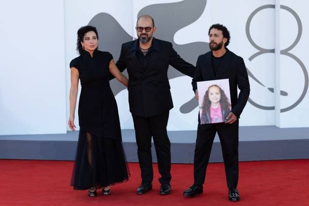 82. Internationalen Filmfestspiele von Venedig Venedig, Italien - 3. September 2025: Clara Khoury, Amer Hlehel, Motaz Malhees mit einem Bildnis des fünfjährigen palästinensischen Mädchens Hind Rajab, welches von der israelischen Armee im Januar 2024 im Gazastreifen getötet wurde, während des Roten Teppichs von - The Voice Of Hind Rajab - während der 82. Internationalen Filmfestspiele von Venedig.
