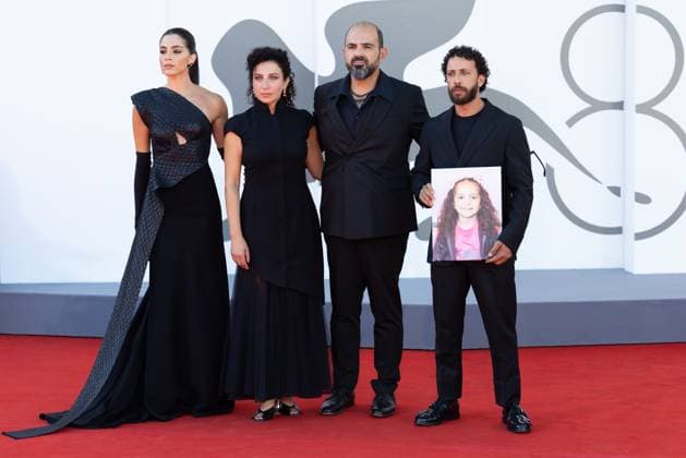 82. Internationalen Filmfestspiele von Venedig Venedig, Italien - 3. September 2025: Saja Kilani, Clara Khoury, Amer Hlehel, Kaouther Ben Hania, Saja Kilani, Motaz Malhees, mit einem Bildnis des fünfjährigen palästinensischen Mädchens Hind Rajab, welches von der israelischen Armee im Januar 2024 im Gazastreifen getötet wurde, während des Roten Teppichs von - The Voice Of Hind Rajab - während der 82. Internationalen Filmfestspiele von Venedig.