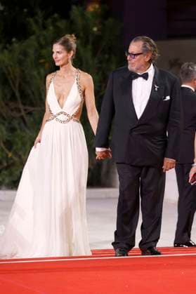 Louise Kugelberg mit Partner Julian Schnabel bei der Premiere des Kinofilms In the Hand of Dante auf der Biennale di Venezia 2025 82. Internationale Filmfestspiele von Venedig im Palazzo del Cinema. Venedig, 03.09.2025