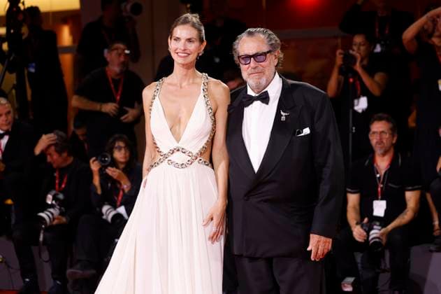 Louise Kugelberg mit Partner Julian Schnabel bei der Premiere des Kinofilms In the Hand of Dante auf der Biennale di Venezia 2025 82. Internationale Filmfestspiele von Venedig im Palazzo del Cinema. Venedig, 03.09.2025