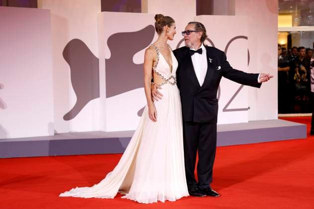 Louise Kugelberg mit Partner Julian Schnabel bei der Premiere des Kinofilms In the Hand of Dante auf der Biennale di Venezia 2025 82. Internationale Filmfestspiele von Venedig im Palazzo del Cinema. Venedig, 03.09.2025