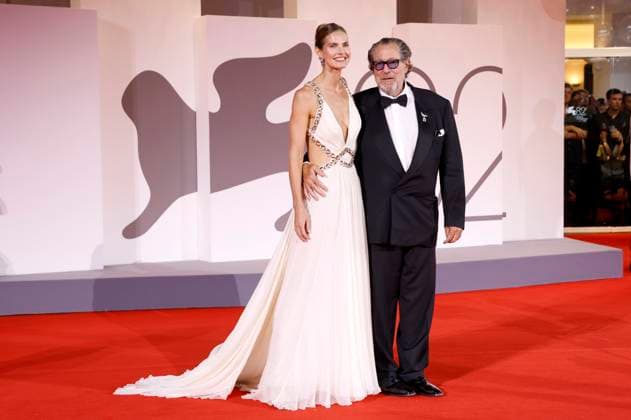 Louise Kugelberg mit Partner Julian Schnabel bei der Premiere des Kinofilms In the Hand of Dante auf der Biennale di Venezia 2025 82. Internationale Filmfestspiele von Venedig im Palazzo del Cinema. Venedig, 03.09.2025