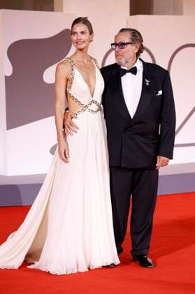 Louise Kugelberg mit Partner Julian Schnabel bei der Premiere des Kinofilms In the Hand of Dante auf der Biennale di Venezia 2025 82. Internationale Filmfestspiele von Venedig im Palazzo del Cinema. Venedig, 03.09.2025