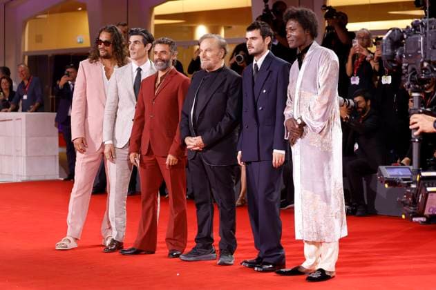 Jason Momoa, Louis Cancelmi, Oscar Isaac, Franco Nero, Duke Nicholson und Benjamin Clementine bei der Premiere des Kinofilms In the Hand of Dante auf der Biennale di Venezia 2025 82. Internationale Filmfestspiele von Venedig im Palazzo del Cinema. Venedig, 03.09.2025