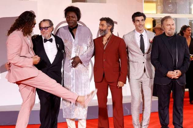 Jason Momoa, Julian Schnabel, Benjamin Clementine, Oscar Isaac, Louis Cancelmi und Franco Nero bei der Premiere des Kinofilms In the Hand of Dante auf der Biennale di Venezia 2025 82. Internationale Filmfestspiele von Venedig im Palazzo del Cinema. Venedig, 03.09.2025